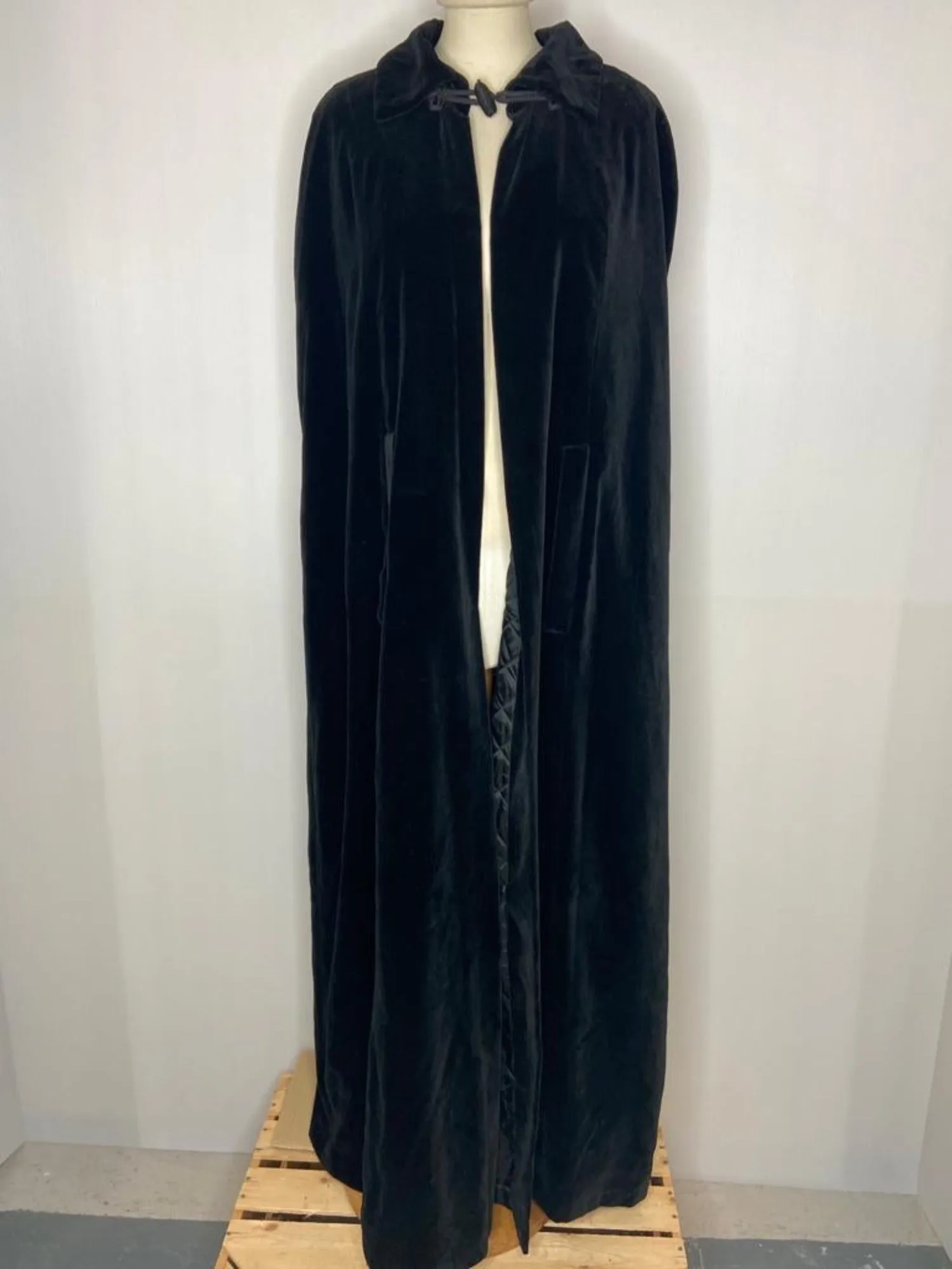 Stunning 1960s Black Velvet Cape by QUAD - Size S
