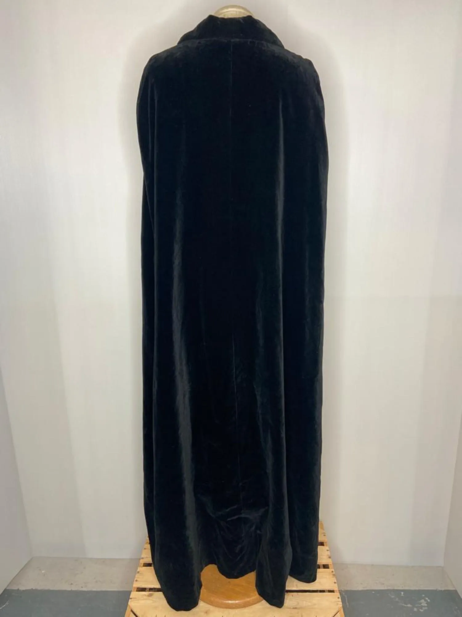 Stunning 1960s Black Velvet Cape by QUAD - Size S