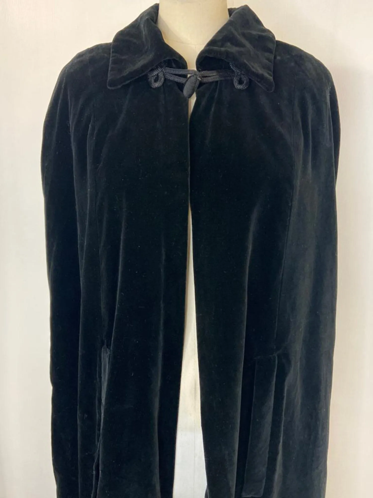 Stunning 1960s Black Velvet Cape by QUAD - Size S