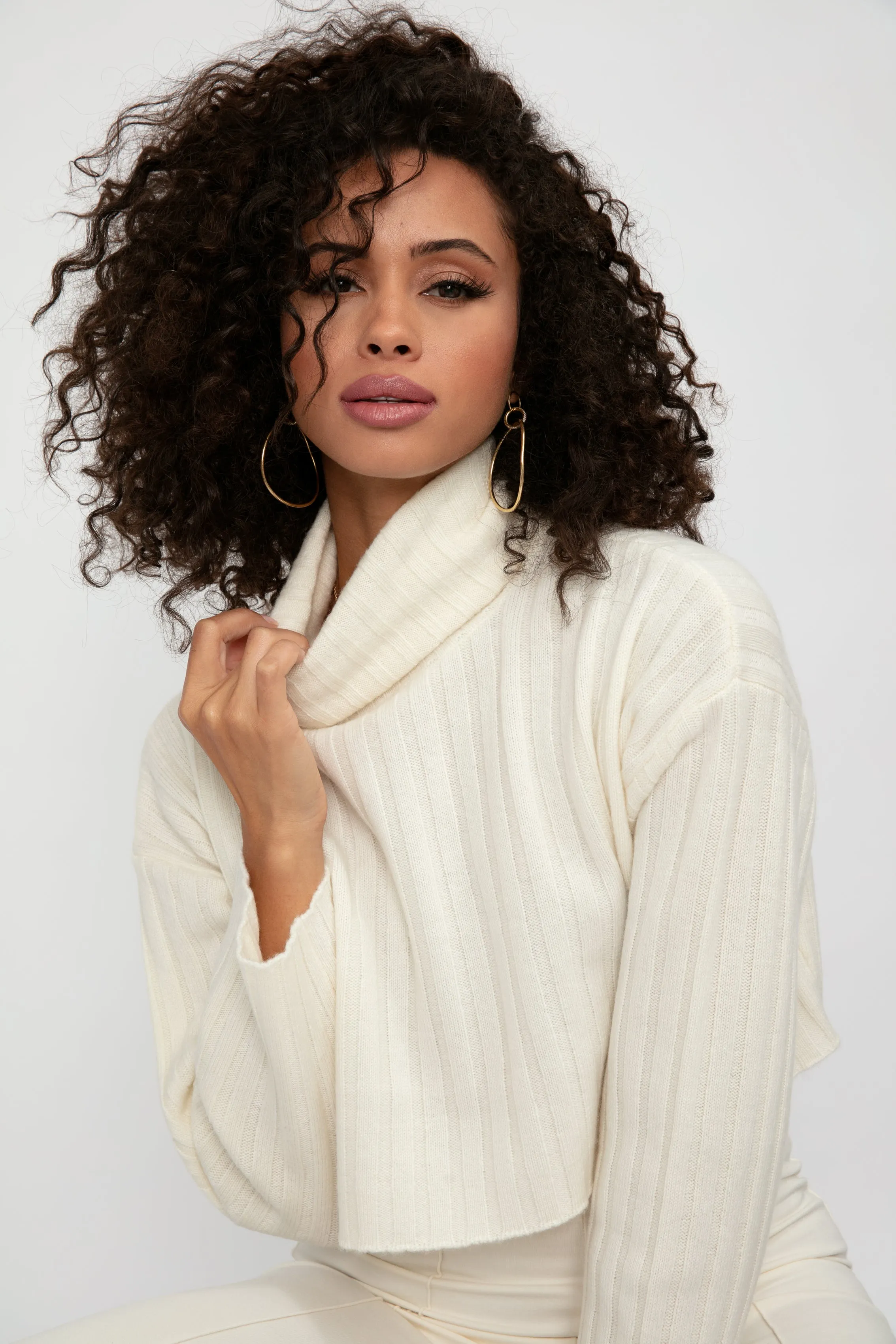 Uma Cashmere Cropped Turtleneck Sweater in Gardenia