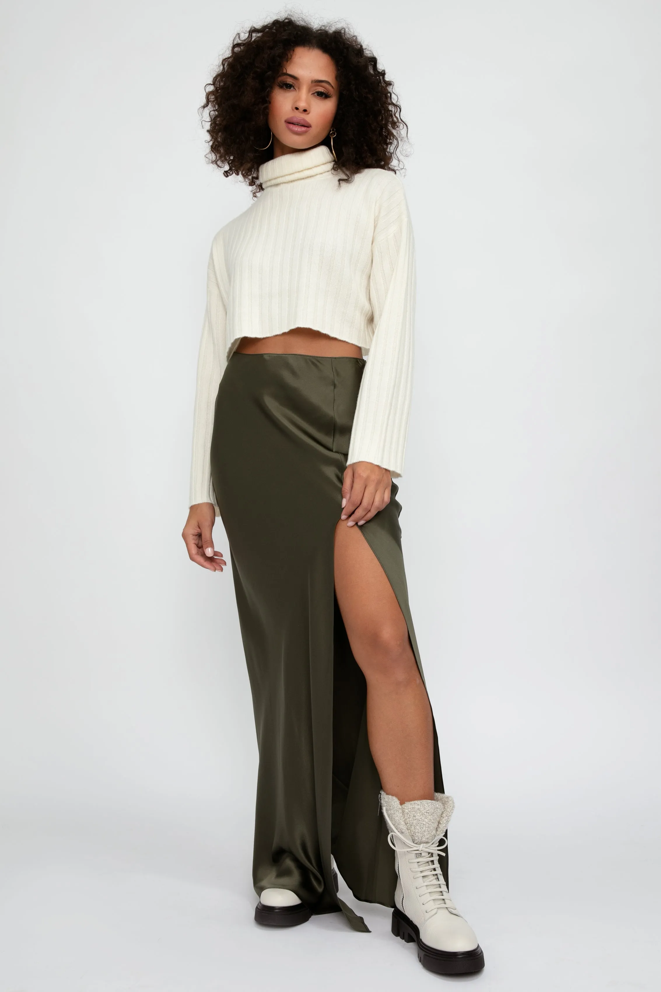 Uma Cashmere Cropped Turtleneck Sweater in Gardenia
