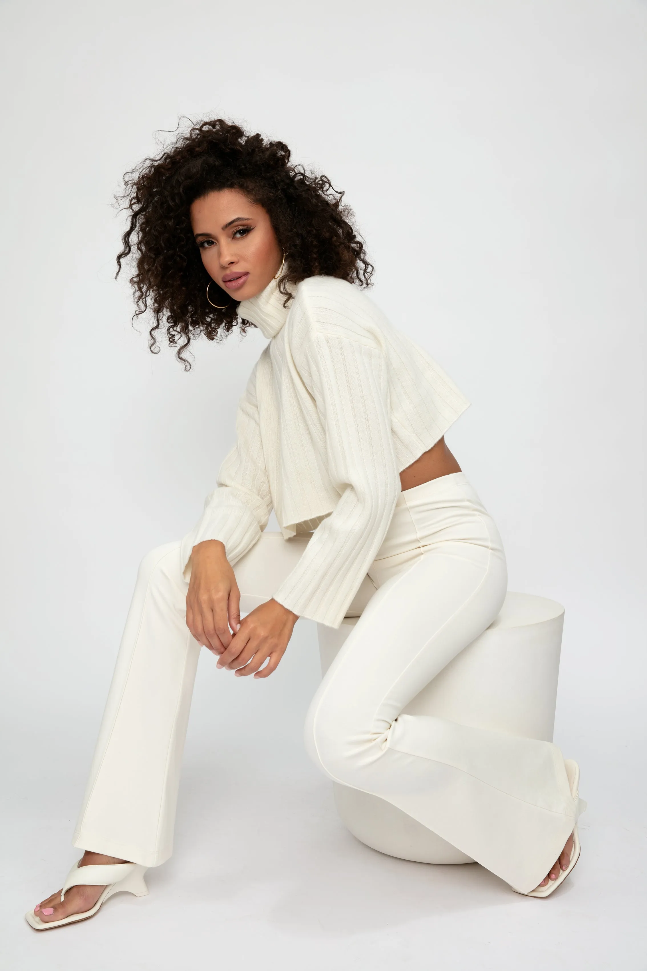 Uma Cashmere Cropped Turtleneck Sweater in Gardenia