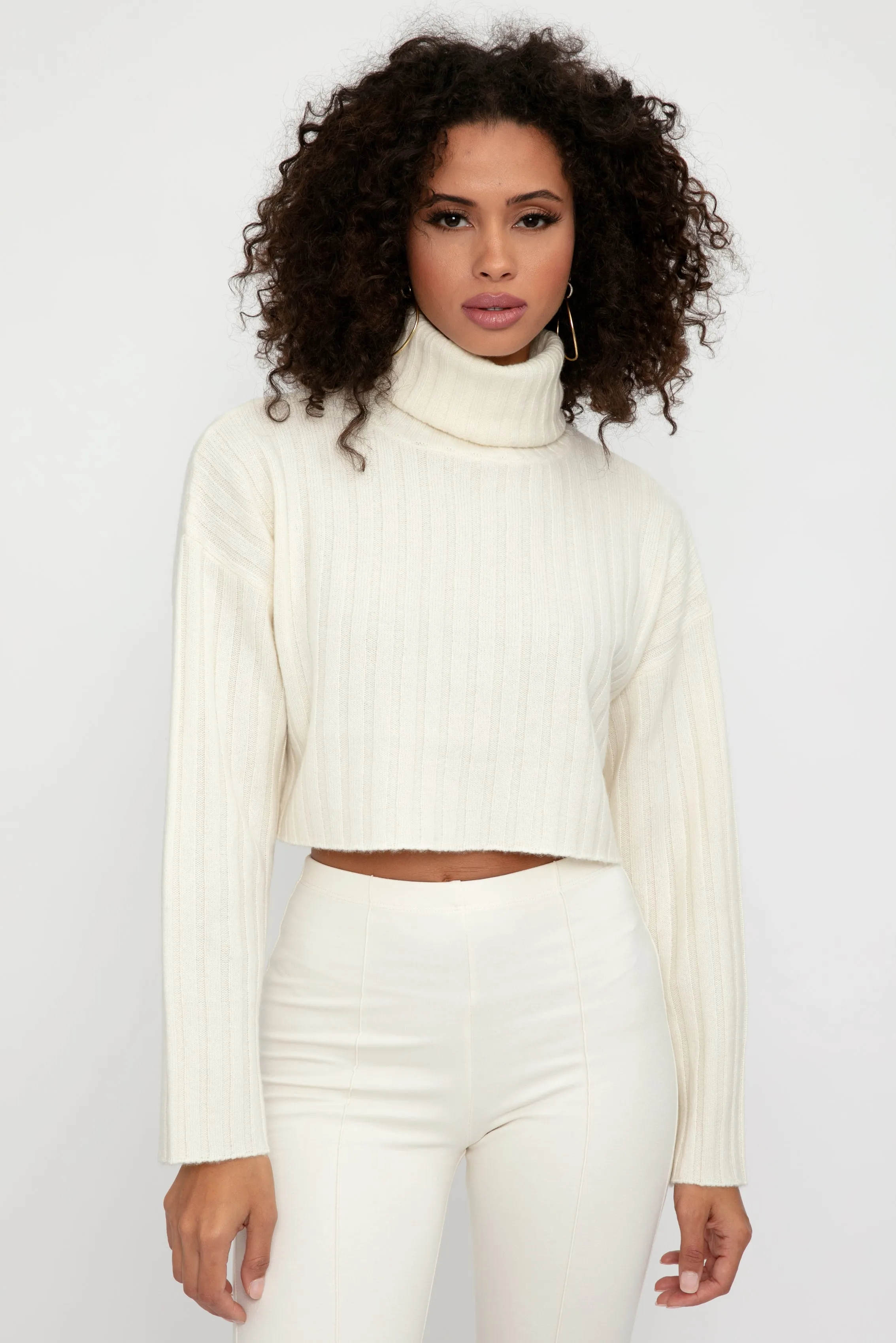 Uma Cashmere Cropped Turtleneck Sweater in Gardenia